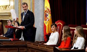 El rey Felipe VI, acompañado por la reina Letizia, la princesa Leonor y la infanta Sofía, durante el discurso que pronunció en el Congreso de los Diputados donde hoy presidió la apertura solemne de la XIV Legislatura. /EFE