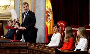 El rey Felipe VI, acompañado por la reina Letizia, la princesa Leonor y la infanta Sofía, durante el discurso que pronunció en el Congreso de los Diputados donde hoy presidió la apertura solemne de la XIV Legislatura. /EFE