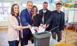 08/02/2020.- El líder del opositor Fianna Fail, Micheal Martin (2-izq), su esposa Mary O'Shea (c) y sus hijos Aoibhe (izq), Micheal (2-dcha) y Cillian (dcha) depositan sus votos en un colegio electoral en Cork (Irlanda), este sábado, durante la celebració