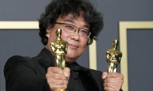 10/02/2020 - El director Bong Joon Ho posa con dos estatuillas de los Oscar. / REUTERS -LUCAS JACKSON