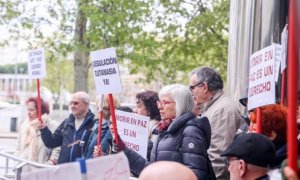 Defensores de la eutanasia participan con pancartas reivindicativas en una manifestación frente a los Juzgados de Plaza de Castilla / Europa Press