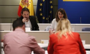 La ministra de Trabajo, Yolanda Díaz (d), y el vicepresidente del Gobierno, Pablo Iglesias (i), durante la reunión que han mantenido este viernes con la sección agraria de los sindicatos y a la que no han asistido las organizaciones agrarias Asaja, COAG y