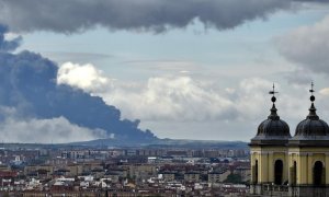 Vista desde Madrid del incendio del vertedero de neumáticos de Seseña. (Gerard Julien/AFP)