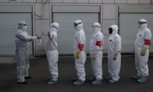 24/02/2020  - Voluntarios son desinfectados en Wuhan (China). / REUTERS