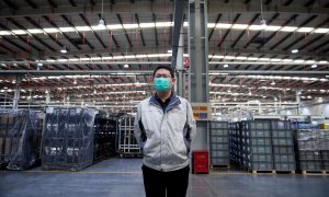 Un trabajador posa con una máscara en una fábrica de Shanghai. REUTERS/Aly Song