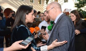 La presidenta y portavoz del Grupo de Ciudadanos en el Congreso de los Diputados, Inés Arrimadas (i), conversa con el vicepresidente de la Junta de Castilla y León, Francisco Igea (d), tras un encuentro informativo esta mañana en Valladolid.. EFE/Nacho Ga