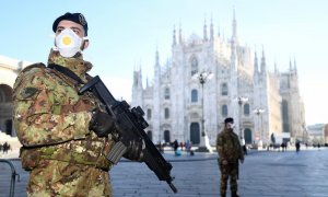 Militares con mascarilla junto a la catedral de Milán. - REUTERS