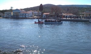 Lancha remolcada en el puerto de Zerni. JESÚS CUEVAS.