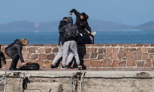 Una agresión ultraderechista en Lesbos a un periodista. REUTERS/Stringer
