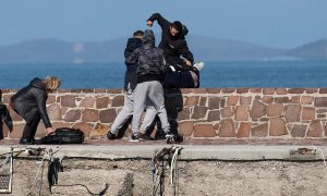 Una agresión ultraderechista en Lesbos a un periodista. REUTERS/Stringer