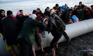 Migrantes de Agfanistán llegan a una playa de Skala Sikamias, en la isla de Lesbos. - REUTERS