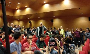 Momento en el que un grupo de estudiantes interrumpe el acto de Pablo Iglesias en la Universidad Complutense./ Europa Press