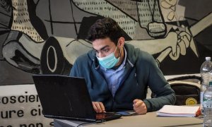 Un estudiante de Milán viste mascarilla en su centro de estudios | EFE