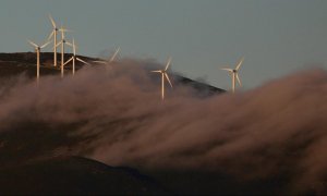 Las turbinas eólicas utilizadas para generar electricidad se ven en la cumbre de El Palo, cerca de Pola de Allande, España. (REUTERS)