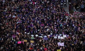 08/03/2020.- Vista aérea de la manifestación del 8M de Madrid a su paso por la Cibeles, conmemorando el Día Internacional de la Mujer, que ha arrancado este domingo desde Atocha con miles de personas abrazando el lema de su cabecera: "Con derechos, sin ba