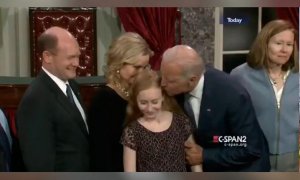 El "repugnante" vídeo de Joe Biden: toqueteos y besos al acercarse a mujeres y niñas