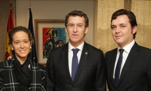 La secretaria xeral de medios, Mar Sánchez; presidente de la Xunta, Alberto Núñez Feijóo; y el director xeral de comunicación. / Xunta