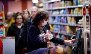 Una mujer hace la compra en un supermercado de San Sebastián. EFE/Javier Etxezarreta