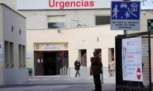 GRAF8175. MADRID, 17/03/2020.- Un hombre con una mascarilla sanitaria sale de Urgencias, este martes en el Hospital Gregoria Marañón. El Ministerio de Sanidad ha confirmado un total de 11.178 casos de coronavirus, 1.987 nuevos, un 17,7 % más en las última