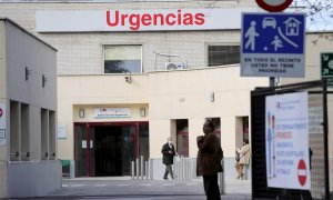 GRAF8175. MADRID, 17/03/2020.- Un hombre con una mascarilla sanitaria sale de Urgencias, este martes en el Hospital Gregoria Marañón. El Ministerio de Sanidad ha confirmado un total de 11.178 casos de coronavirus, 1.987 nuevos, un 17,7 % más en las última
