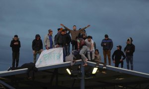 17/03/2020.- Los inmigrantes en situación irregular internos en el Centro de Internamiento de Extranjeros (CIE) de Aluche se amotinan por posibles contagios de coronavirus dadas las malas condiciones higiénicas del centro, hoy lunes en Madrid. El Minister