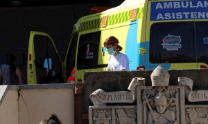 Una mujer con mascarilla pasa por delante del Hospital Clínico de Salamanca. Castilla y León ha alcanzado ya los 668 casos positivos de coronavirus. EFE/J.M.GARCÍA