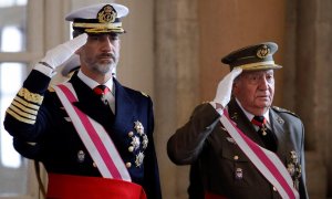 El rey Felipe Vi, y su parte, el rey Juan Carlos I, en posición de saludo en la pascua militar de 2018, en el Palacio Real, de Madrid. AFP/Juanjo Martín