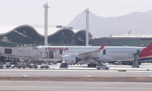 Un avión de Iberia, en el aeropuerto Arturo Merino Benítez, en Santiago (Chile). EFE/Alberto Valdes