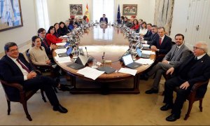 Los miembros del Ejecutivo alrededor de la mesa del Consejo de Ministros. EFE/ EMILIO NARANJO