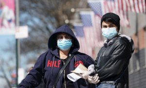 Gente con mascarillas en el Hospital Elmhurst en el distrito de Queens, en Nueva York(EE.UU.) EFE/Bryan R. Smith