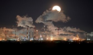 La luna llena se eleva sobre la refinería de petróleo de Gazprom Neft en Omsk, Rusia. REUTERS / Alexey Malgavko
