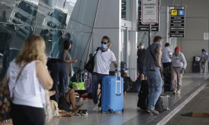 29/03/2020.- Vista de viajeros en el aeropuerto internacional de Tocumén, este domingo en Ciudad de Panamá (Panamá). EFE/Carlos Lemos