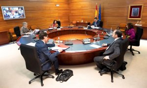 El presidente del Gobierno, Pedro Sánchez (fondo-d), durante la reunión del Consejo de Ministros celebrada en La Moncloa, con la intervención de varios de sus miembros por teleconferencia. EFE/Pool Moncloa/Borja Puig de la Bellacasa