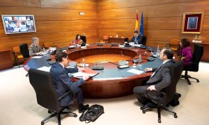 El presidente del Gobierno, Pedro Sánchez (fondo-d), durante la reunión del Consejo de Ministros celebrada en La Moncloa, con la intervención de varios de sus miembros por teleconferencia. EFE/Pool Moncloa/Borja Puig de la Bellacasa