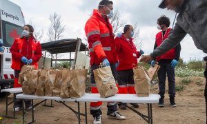 Voluntarios de Cruz Roja reparten packs de comida en zonas chabolistas de Valencia en colaboración con el ayuntamiento. | Ajuntament de València