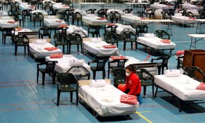 Miembros de la Cruz Roja instalando esta semana material en el pabellón de Les Comas de Igualada (Barcelona) donde se está preparando un hospital de campaña. EFE/Susanna Sáez