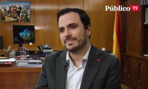El ministro de Consumo, Alberto Garzón, durante la entrevista en su despacho. /PÚBLICO TV