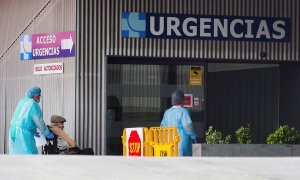 VALLADOLID. 20/04/2020. Un hombre en silla de ruedas accede a las Urgencias del Hospital Clínico de Valladolid, este lunes trigésima séptima jornada del estado de alarma por la crisis del coronavirus. EFE/ R. García