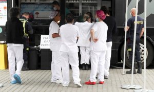 Sanitarios y trabajadores de los hospitales de campaña instalados en los pabellones 5 y 9 de Ifema, Madrid, para enfermos con coronavirus. EFE/Kiko Huesca.