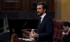 El líder del PP, Pablo Casado (d) durante su intervención en el pleno del Congreso este miércoles. EFE/J.J. Guillén