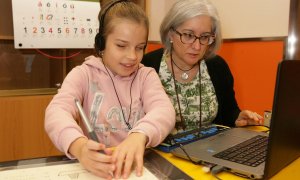 Alumna del Centro de Recursos Educativos de la ONCE junto a su profesora.