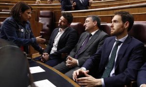 La portavoz y vicesecretaria general del PSOE, Adriana Lastra, habla con los portavoces de ERC y PNV, Gabriel Rufián y Aitor Esteban, en una imagen de archivo. Europa Press