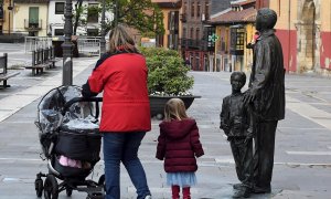 Una familia pasea por la plaza de la Catedral de León este lunes, durante el segundo día en el que casi seis millones de niños menores de 14 años pueden salir a la calle. /EFE