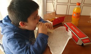 El hijo de Adela Navarro come un de los menús de Telepizza con los que la Comunidad de Madrid ha sustituido el servicio de comedor escolar para familias vulnerables.- CEDIDA