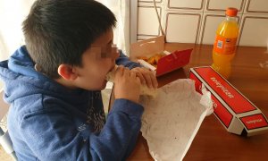 El hijo de Adela Navarro come un de los menús de Telepizza con los que la Comunidad de Madrid ha sustituido el servicio de comedor escolar para familias vulnerables.- CEDIDA