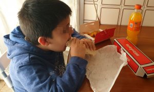 El hijo de Adela Navarro come un de los menús de Telepizza con los que la Comunidad de Madrid ha sustituido el servicio de comedor escolar para familias vulnerables.- CEDIDA