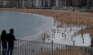 ista de la playa de La Concha de San Sebastián, este sábado, en la primera jornada que está permitido hacer deporte o pasear al aire libre desde que se decretara la lareta sanitaria a causa de la pandemia de coronavirus COVID-19. EFE/Javier Etxezarreta