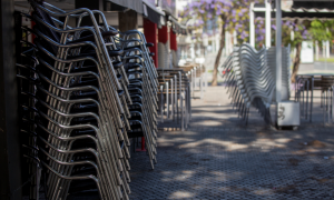 Sillas apiladas en la terraza de un bar, dos día después de que el Gobierno central presentara su plan de desescalada en la crisis del coronavirus que afecta al sector hostelero. Europa Press / María José López