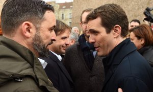 El presidente de VOX, Santiago Abascal, con el del PP, Pablo Casado, tras finalizar la concentración convocada en la plaza de Colón de Madrid contra el Gobierno de Pedro Sánchez. EFE/Fernando Villar