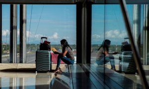 Una pasajera aguarda en la Terminal 4 del aeropuerto Adolfo Suárez Madrid Barajas. EFE/Rodrigo Jiménez/Archivo